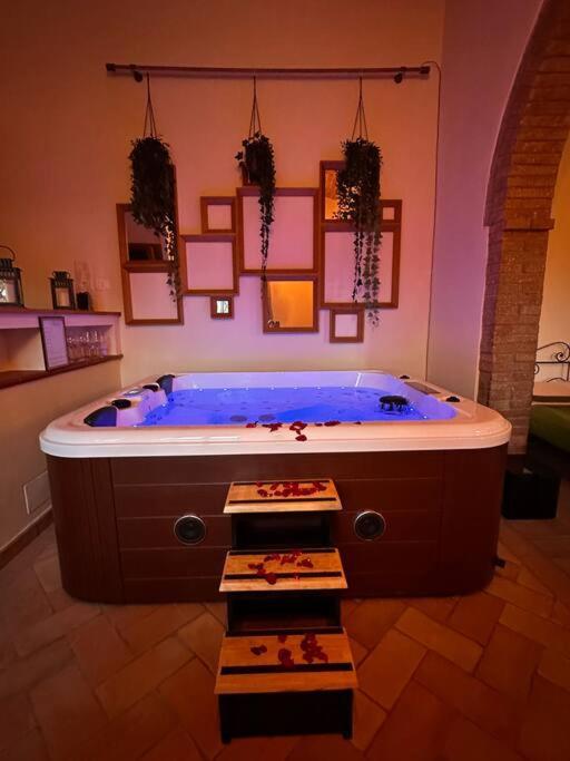 Relax Nella Jacuzzi In Toscana Colle Val D'Elsa Exterior foto