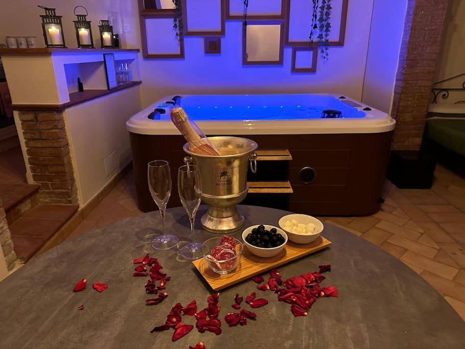 Relax Nella Jacuzzi In Toscana Colle Val D'Elsa Exterior foto
